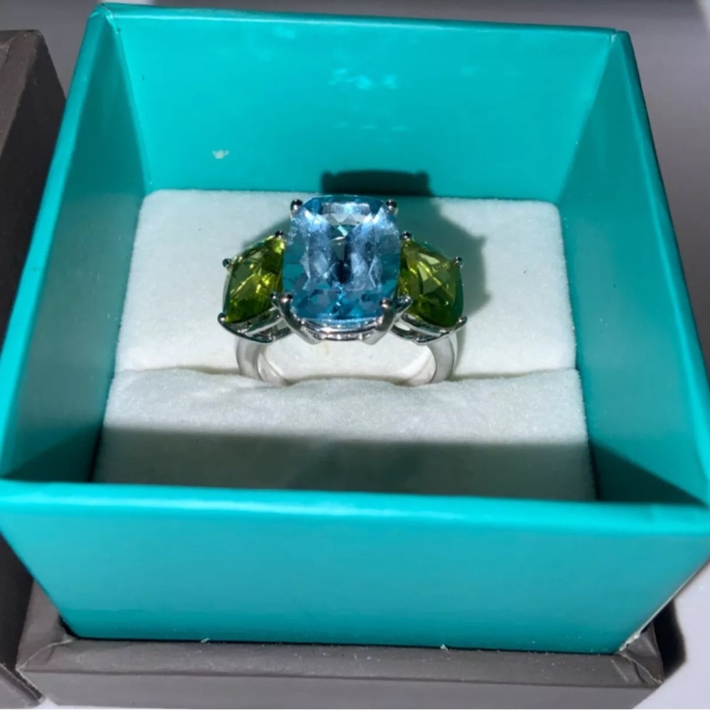 ๐ฉต๐๐ฉต EFFY 3 Stone White Gold 18K Blue
Topaz & Peridot Ring Size 6.5 - Picture 2 of 6